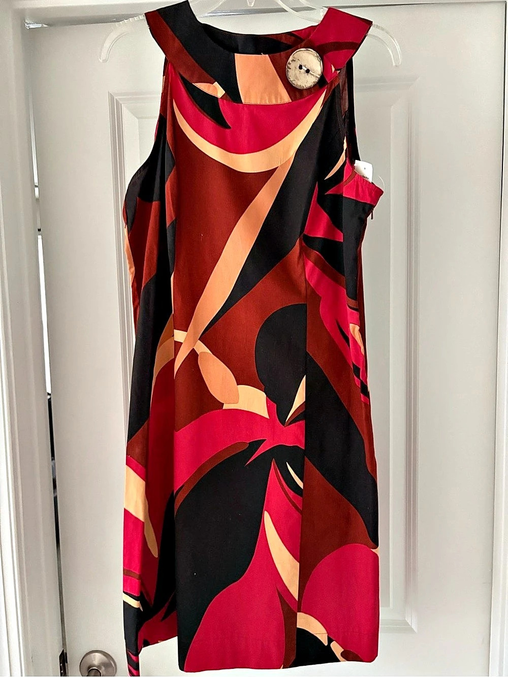 Abstract Print Dress in Red & Black Like New. Nice length and can where with or